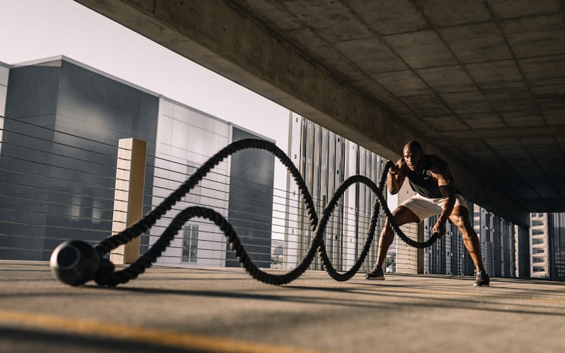 青少年在培训机构使用AI系统进行科学篮球训练