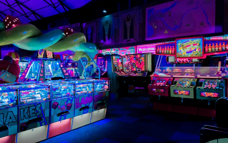 网球大满贯决赛选手奋力击球瞬间